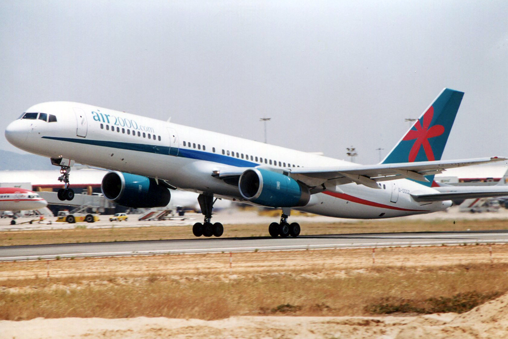 G-OOOZ · Boeing 757-236 · (FAO / LPFR)