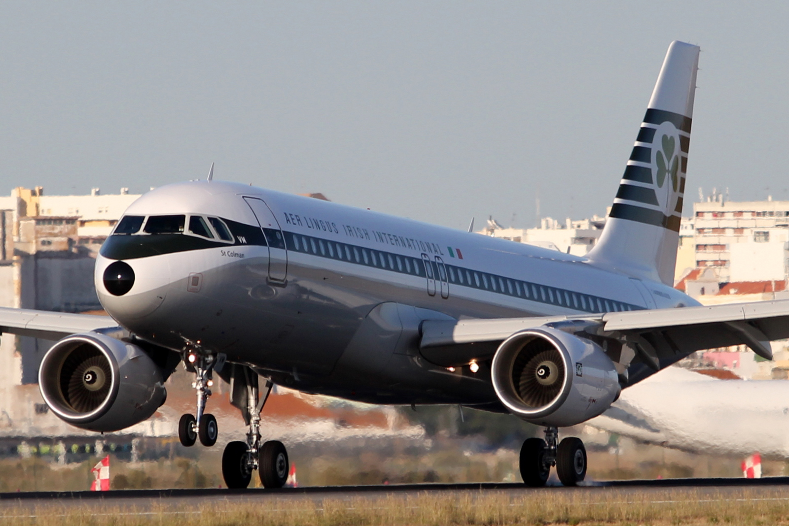EI-DVM · Airbus A320-214 · (FAO / LPFR)