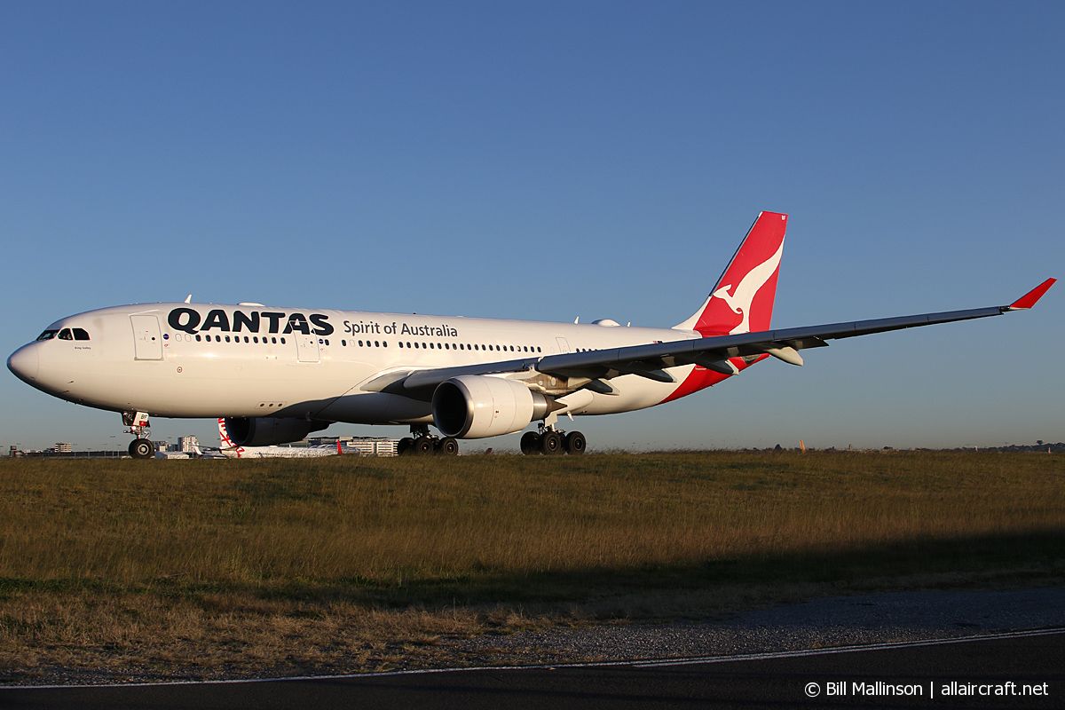 VH-EBF · Airbus A330-202 · (SYD / YSSY)