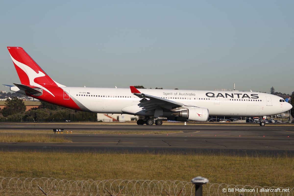 VH-QPH · Airbus A330-303 · (SYD / YSSY)