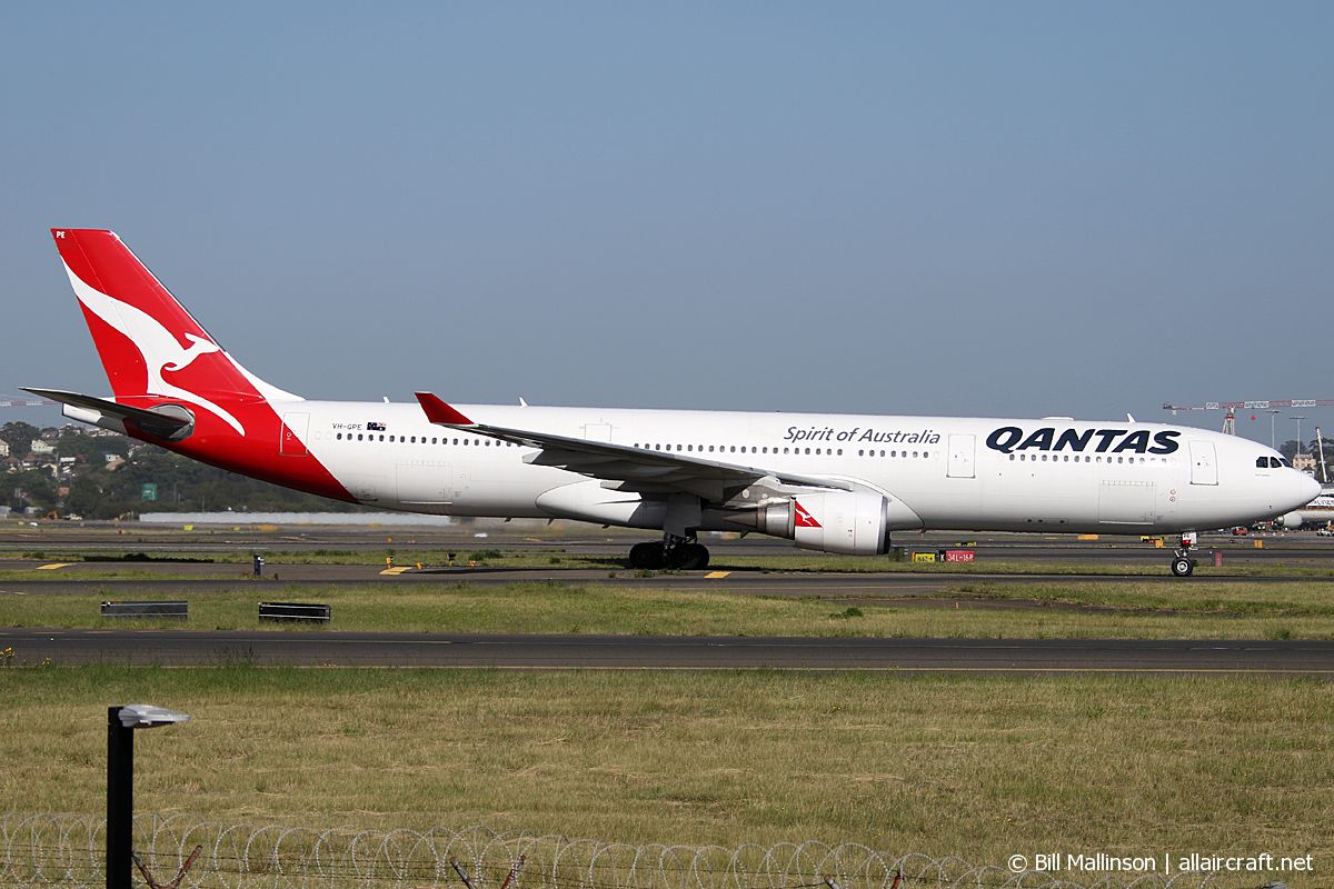 VH-QPE · Airbus A330-303 · (SYD / YSSY)