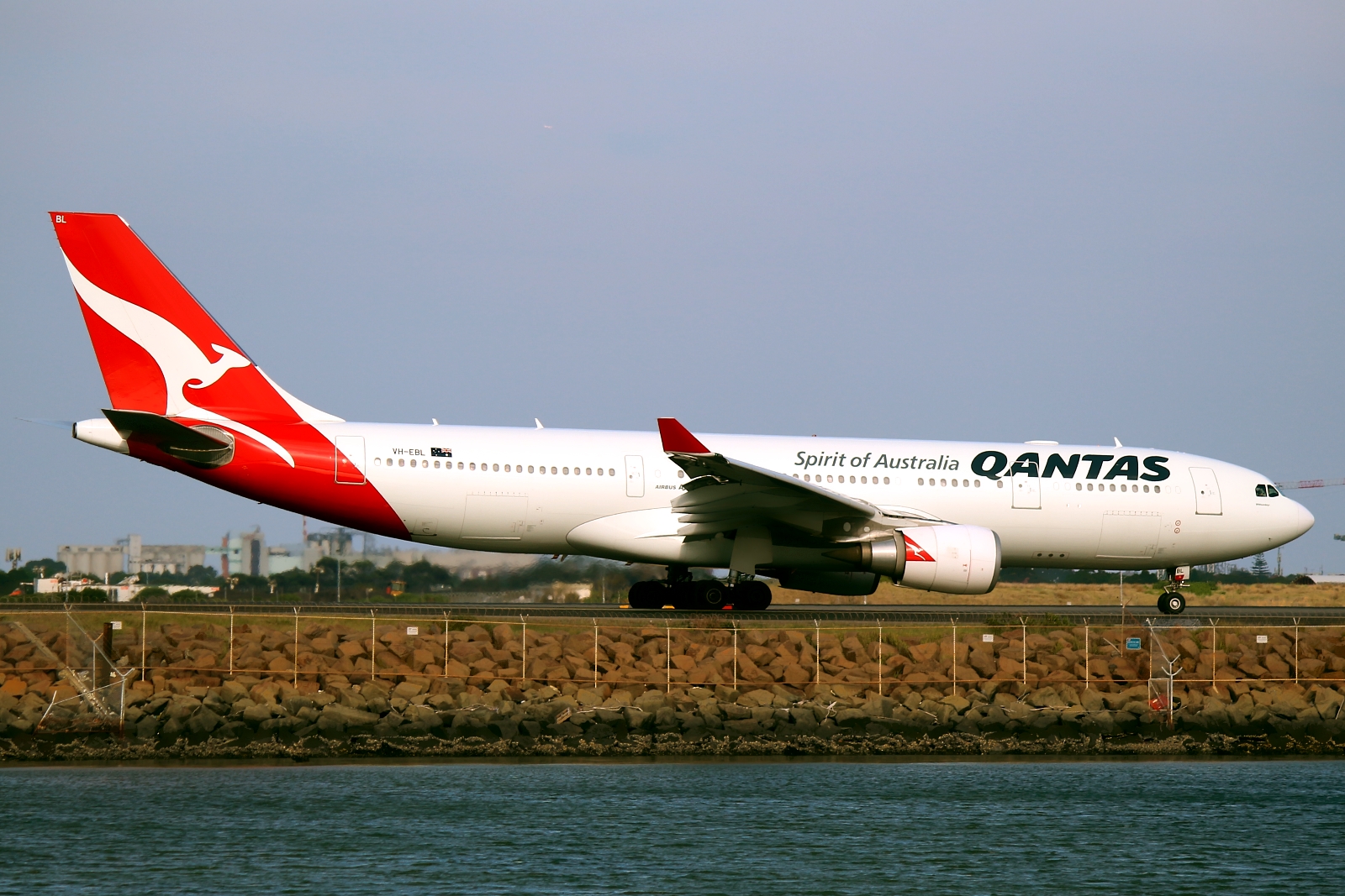 VH-EBL · Airbus A330-203 · (SYD / YSSY)