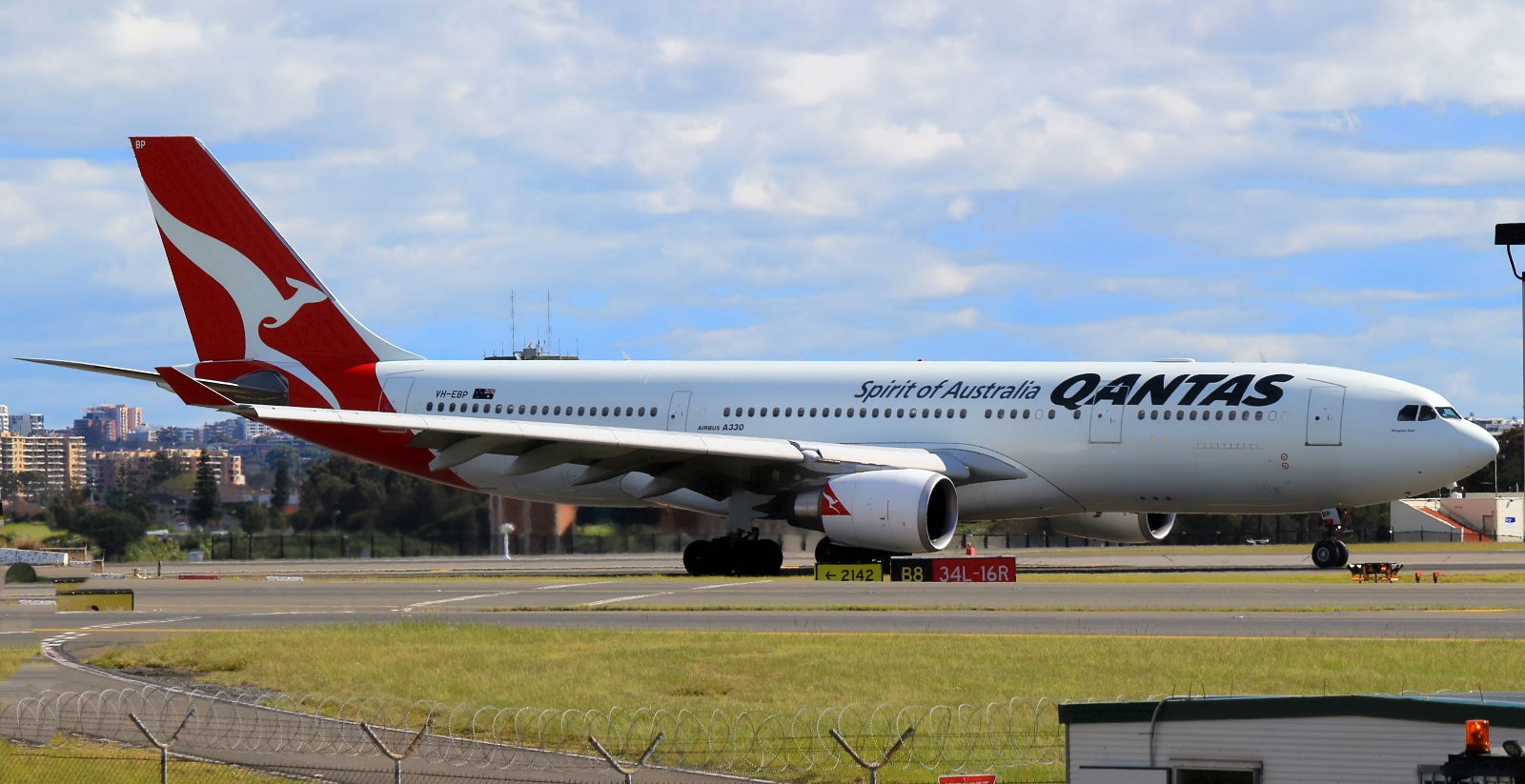VH-EBP · Airbus A330-202 · (SYD / YSSY)