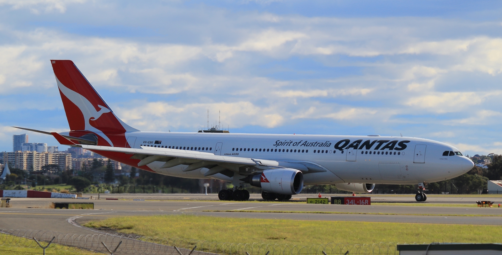 VH-EBR · Airbus A330-202 · (SYD / YSSY)