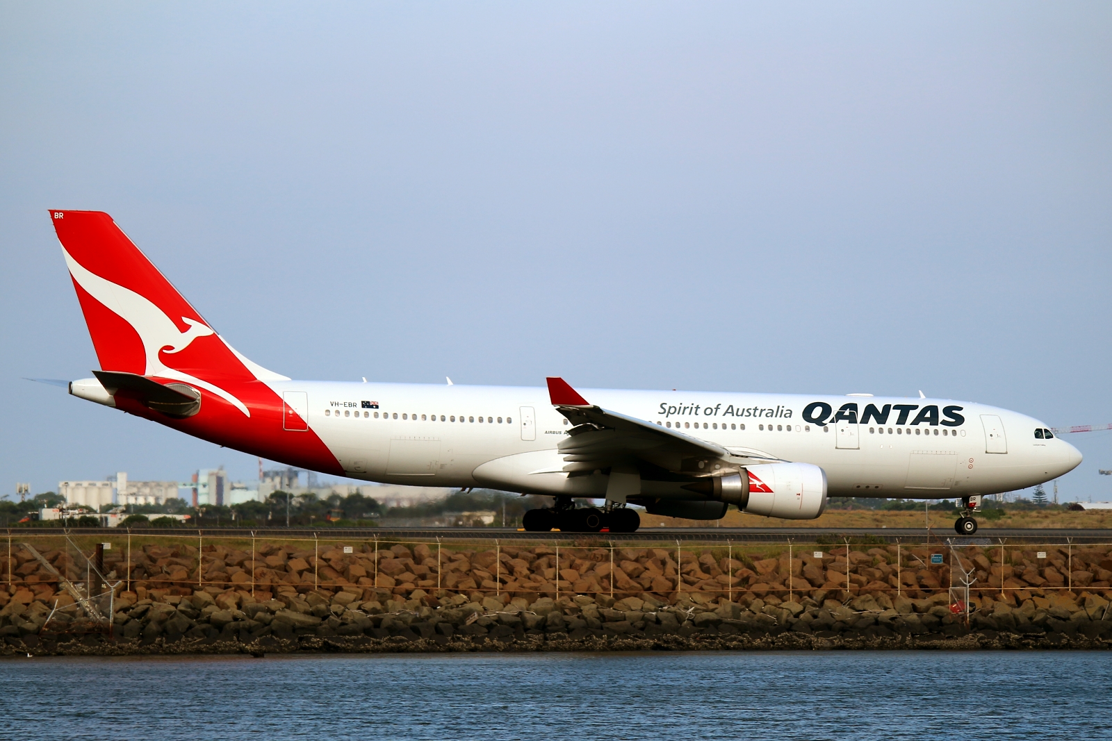 VH-EBR · Airbus A330-202 · (SYD / YSSY)