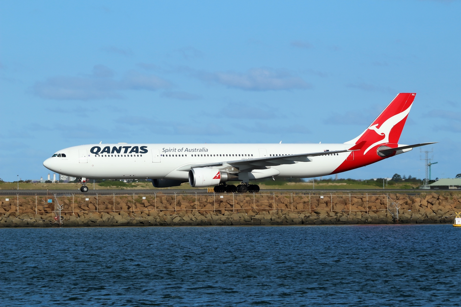 VH-QPG · Airbus A330-303 · (SYD / YSSY)