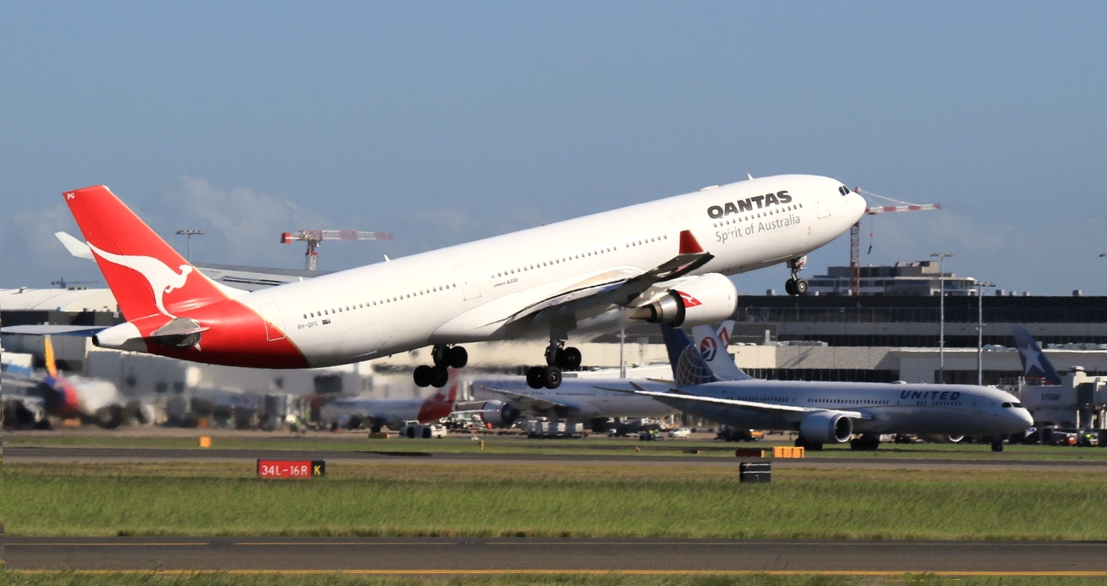 VH-QPG · Airbus A330-303 · (SYD / YSSY)