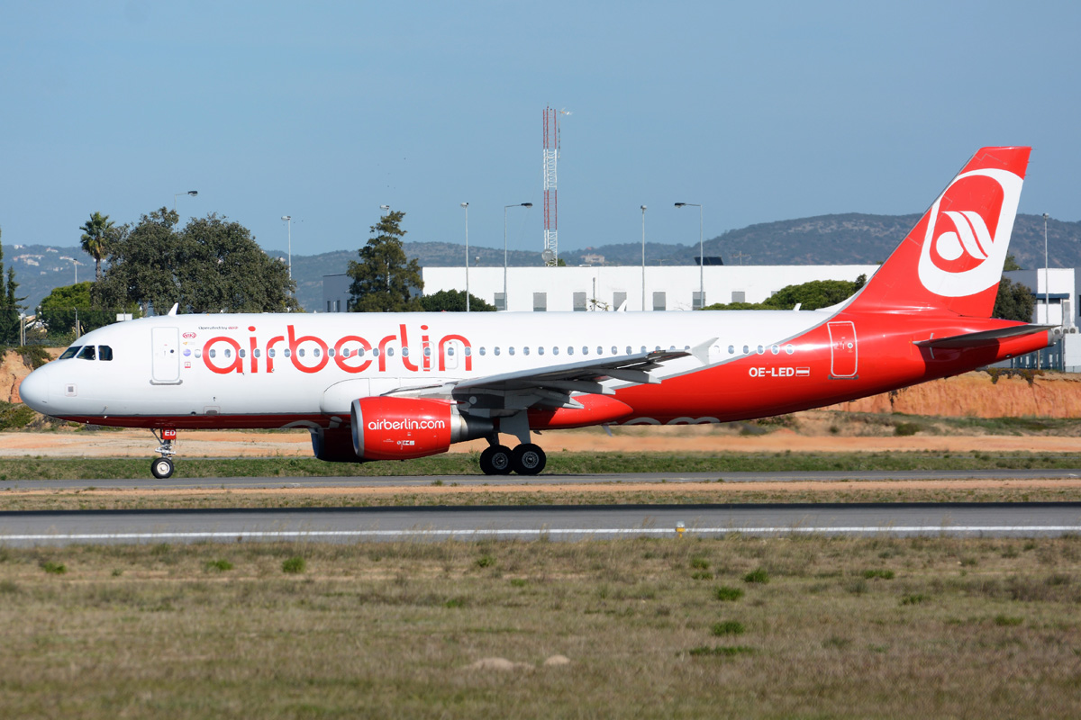 OE-LED · Airbus A320-214 · (FAO / LPFR)
