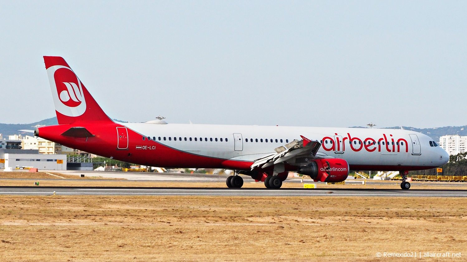 OE-LCI · Airbus A321-211 · (FAO / LPFR)