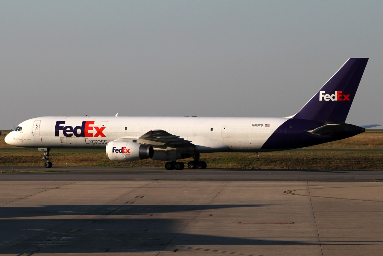 N915FD · Boeing 757-236(SF) · (CDG / LFPG)