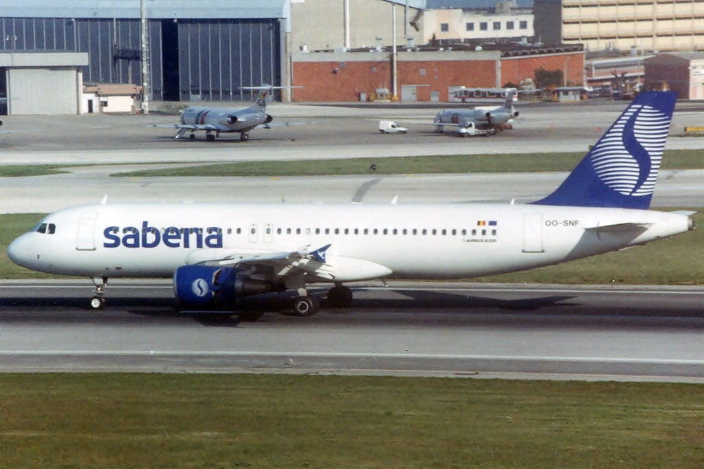 OO-SNF · Airbus A320-214 · (LIS / LPPT)