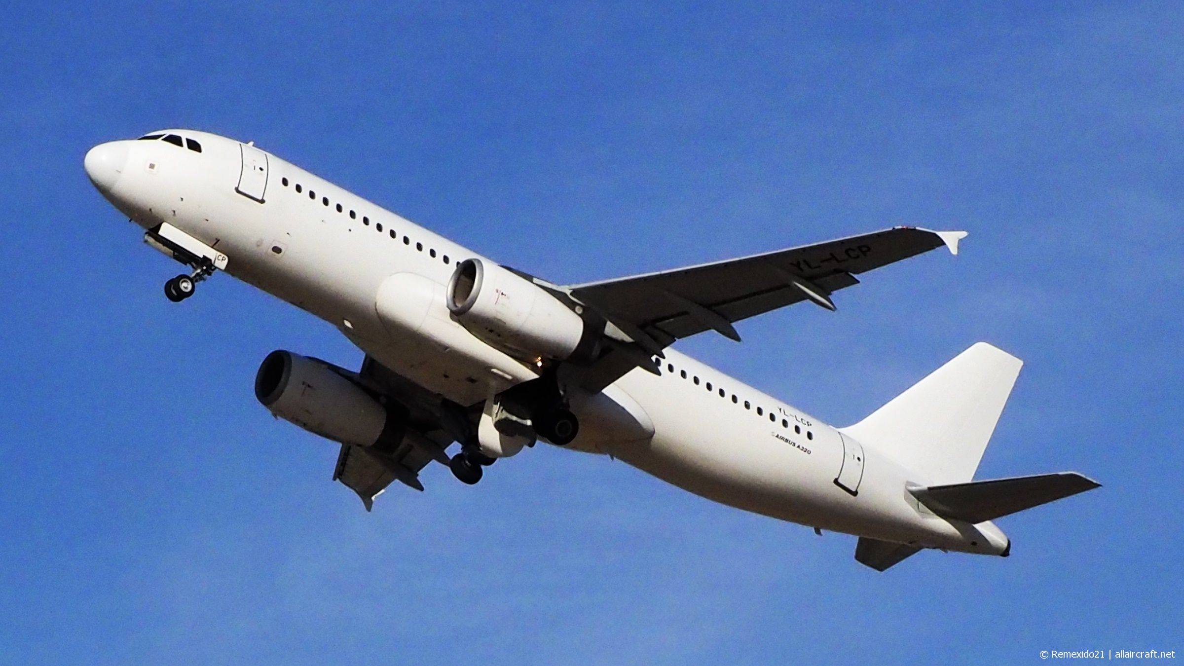 YL-LCP · Airbus A320-232 · (FAO / LPFR)