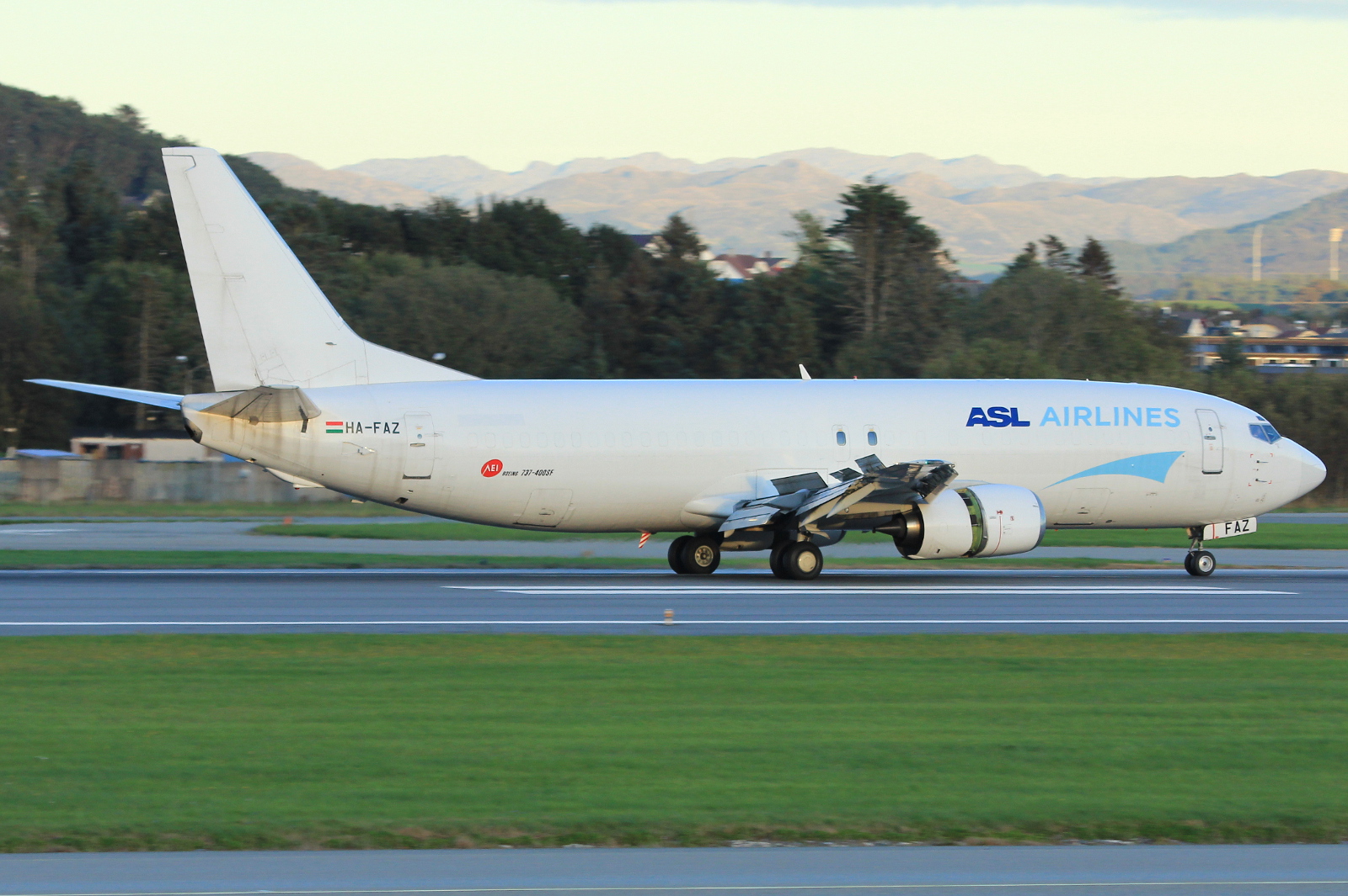 HA-FAZ · Boeing 737-476(SF) · (SVG / ENZV)