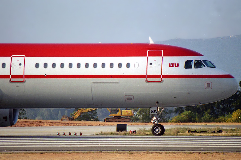 D-ALSA · Airbus A321-211 · (FAO / LPFR)