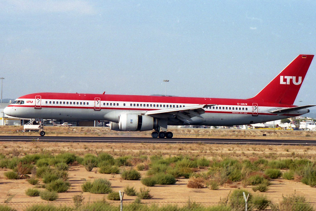 D-AMUM · Boeing 757-2G5 · (FAO / LPFR)