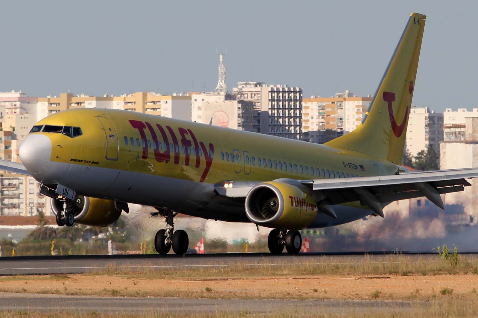 D-ATUH · Boeing 737-8K5(WL) · (FAO / LPFR)