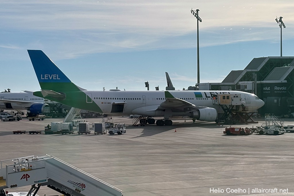 EC-NRH · Airbus A330-202 · (BCN / LEBL)