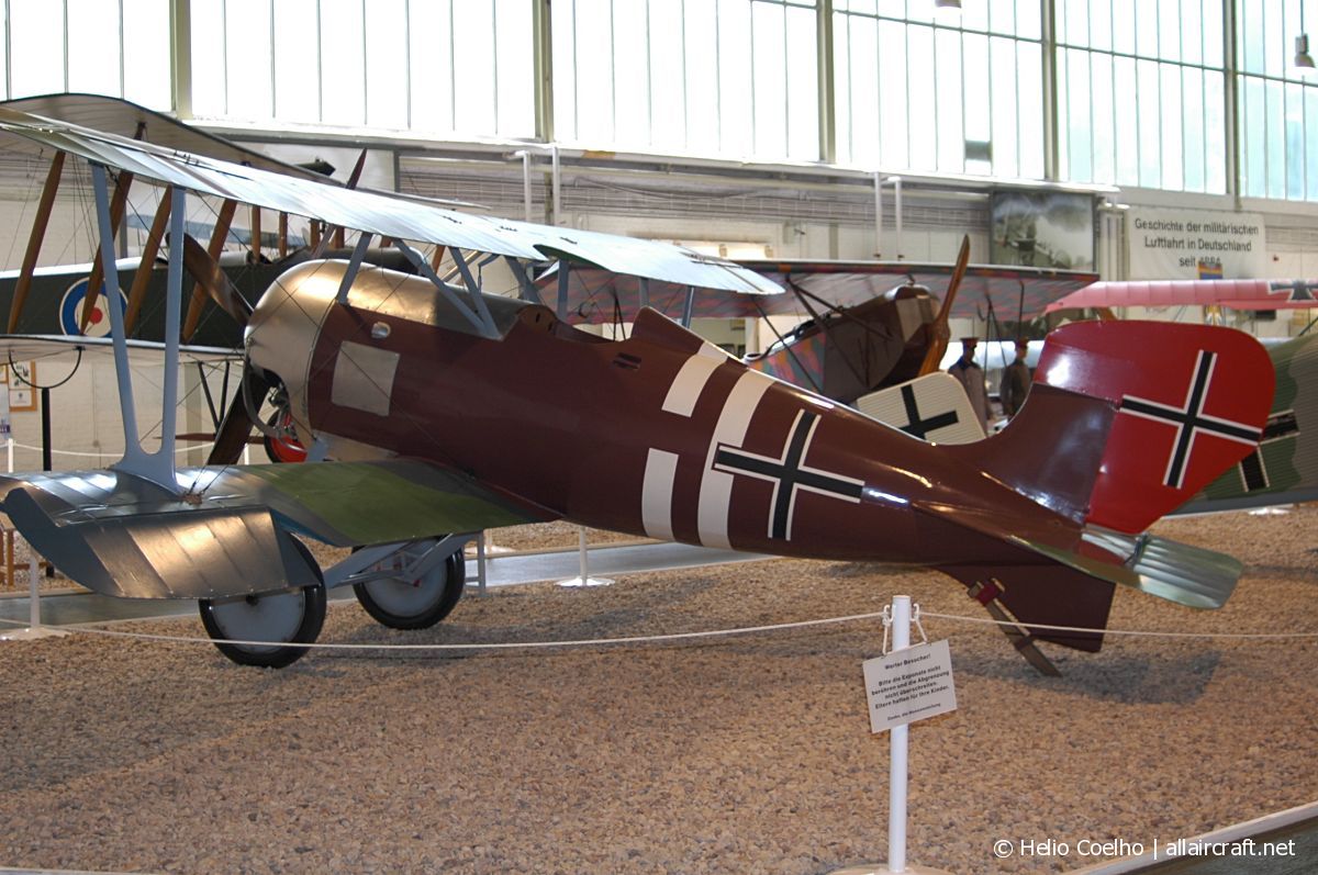 - · Siemens-Schuckert D-lll · (GWW / EDUG)