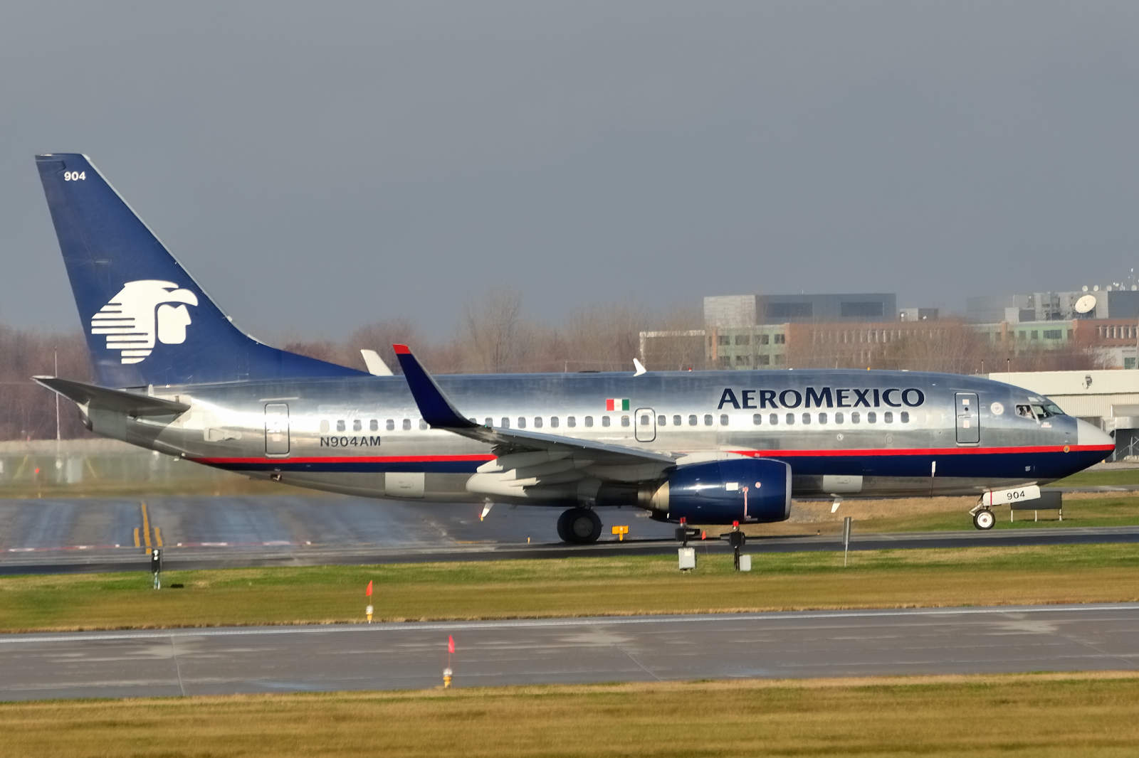 N904AM · Boeing 737-752(WL) · (YUL / CYUL)