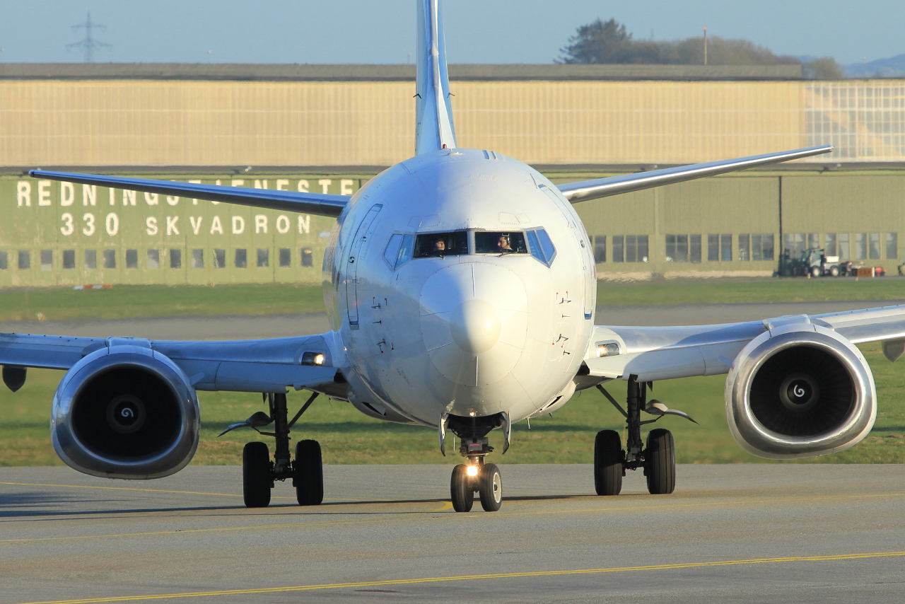 EC-KTZ · Boeing 737-375(SF) · (SVG / ENZV)