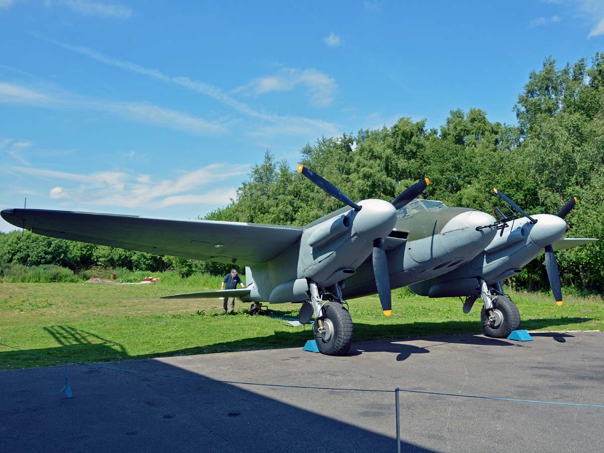 HJ711 · De Havilland DH-98 Mosquito NF11 · (EGYK)