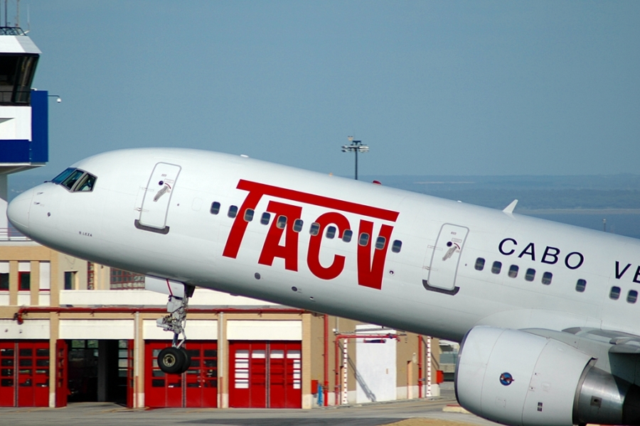 D4-CBG · Boeing 757-2Q8 · (LIS / LPPT)