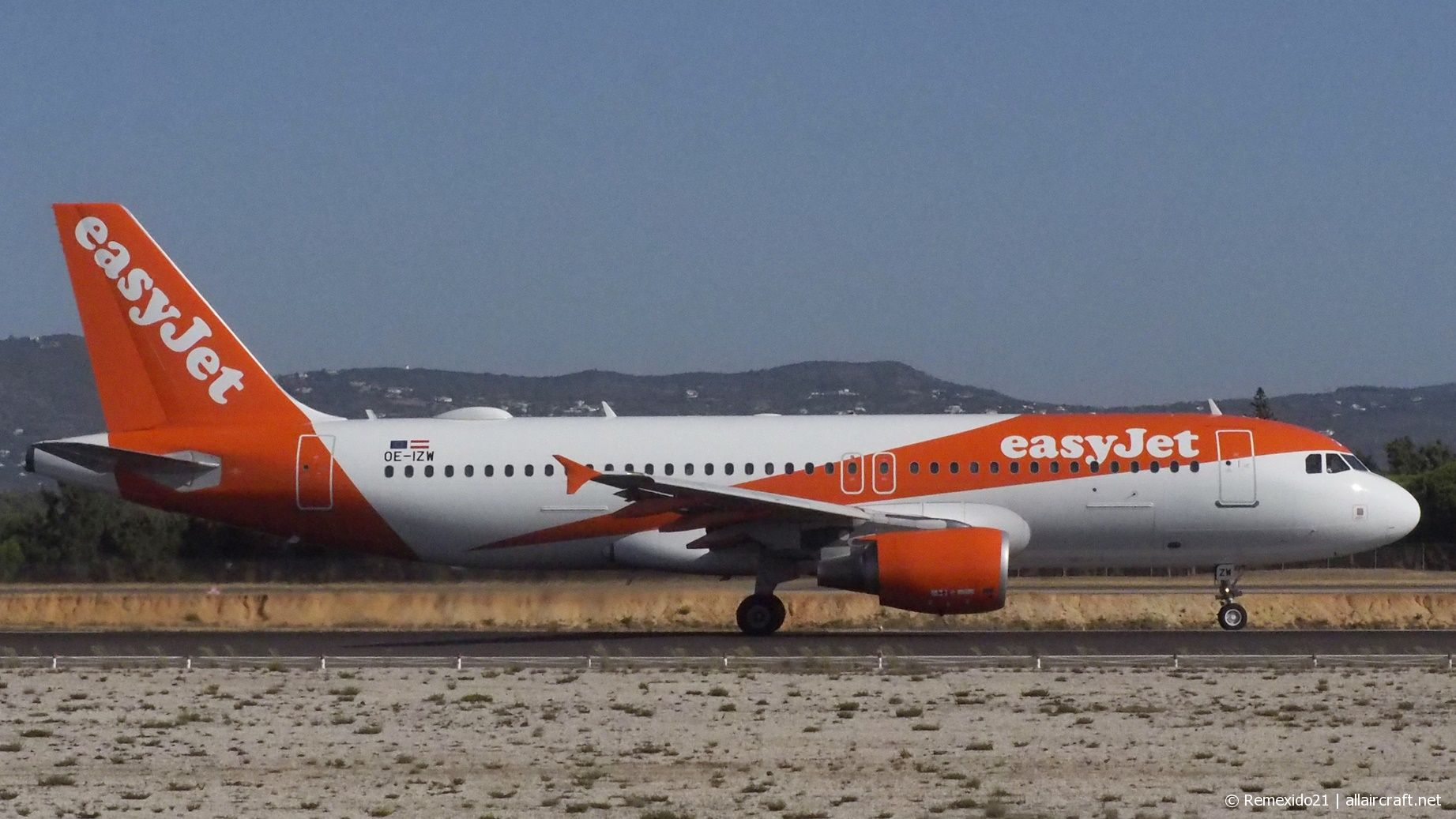 OE-IZW · Airbus A320-214 · (FAO / LPFR)