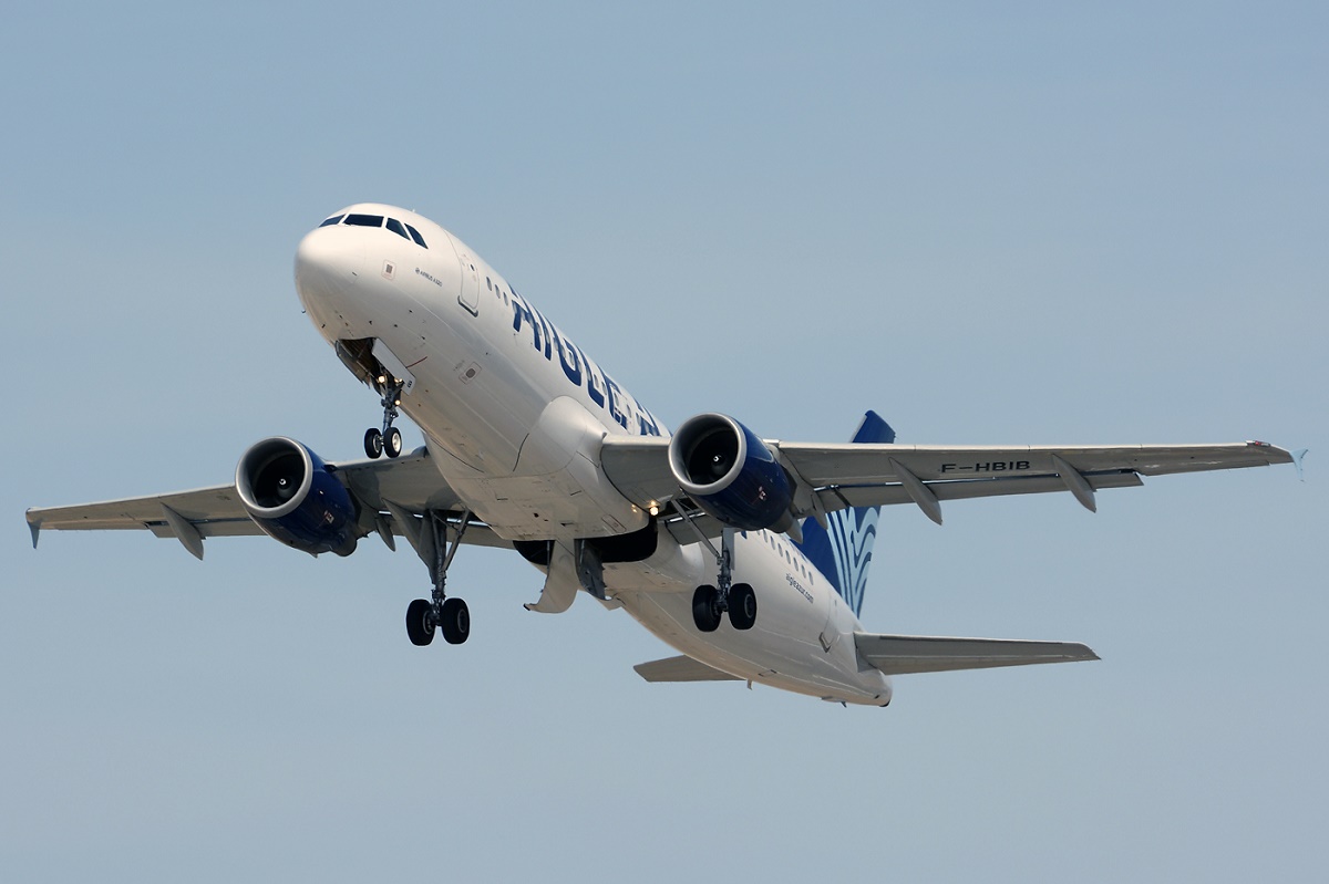 F-HBIB · Airbus A320-214 · (FAO / LPFR)
