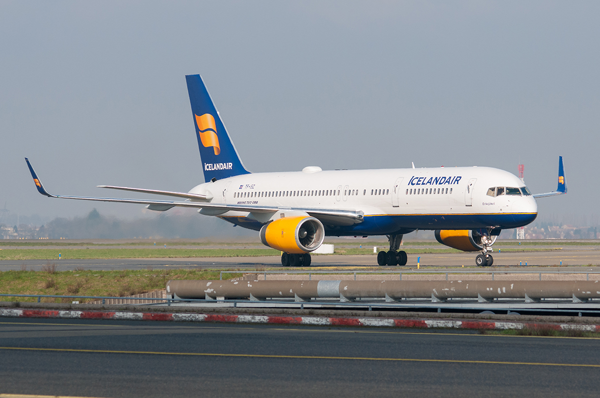 TF-ISZ · Boeing 757-223(WL) · (CDG / LFPG)