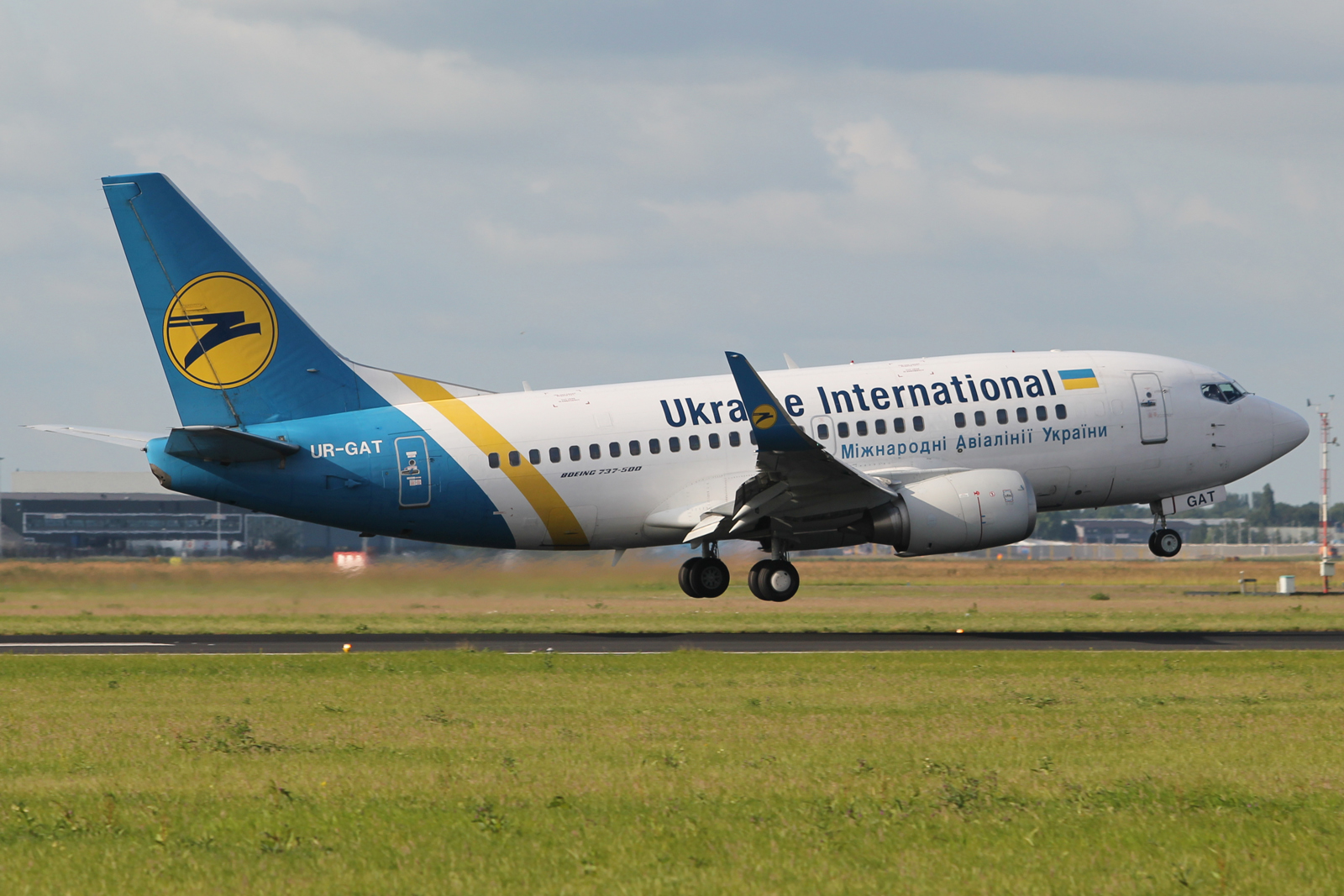 UR-GAT · Boeing 737-528(WL) · (AMS / EHAM)