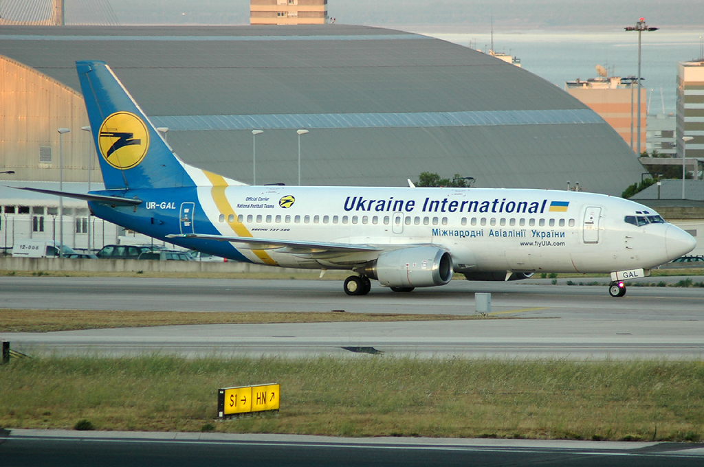 UR-GAL · Boeing 737-341 · (LIS / LPPT)