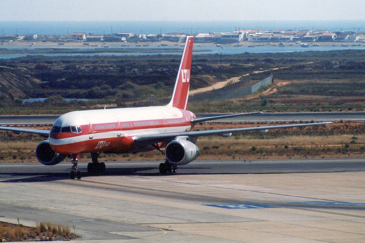 D-AMUV · Boeing 757-2G5 · (FAO / LPFR)
