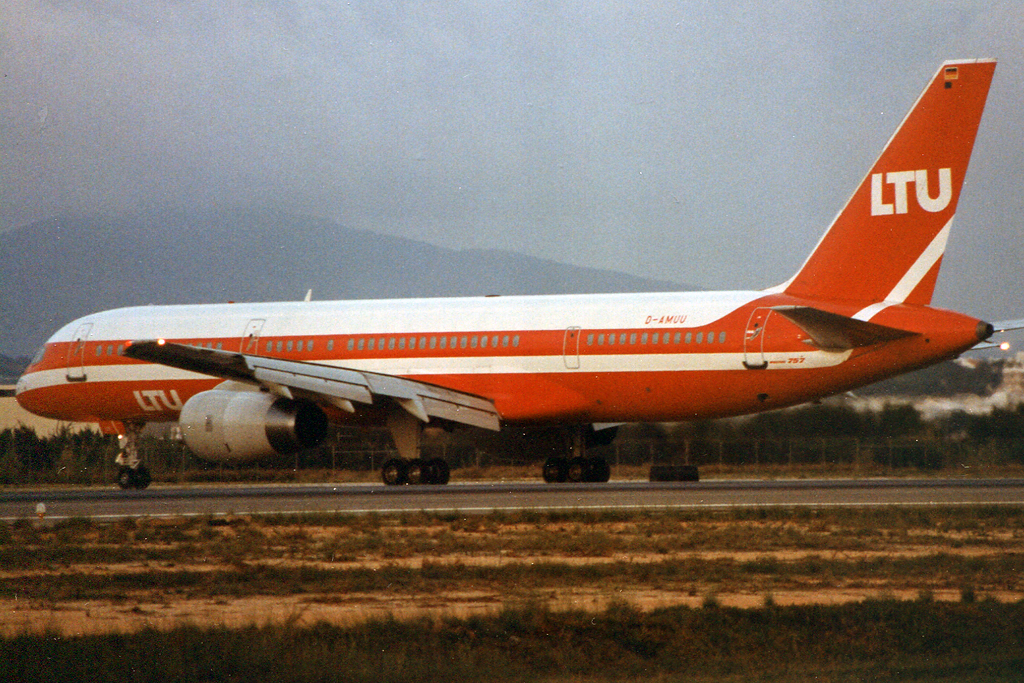D-AMUU · Boeing 757-225 · (FAO / LPFR)