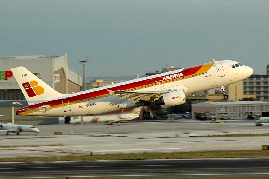EC-KNM · Airbus A320-214 · (LIS / LPPT)