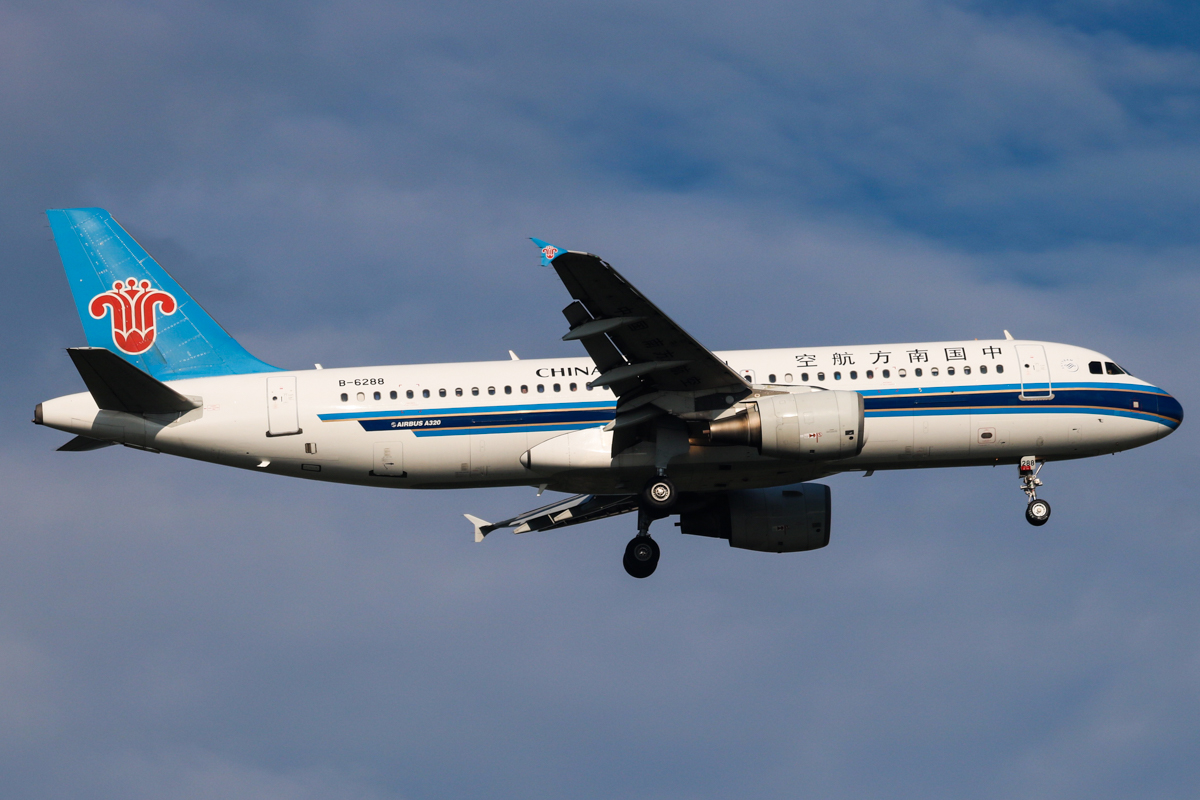 B-9929 · Airbus A320-214 · (SIN / WSSS)