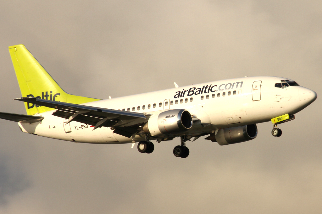 YL-BBQ · Boeing 737-522 · (SVG / ENZV)