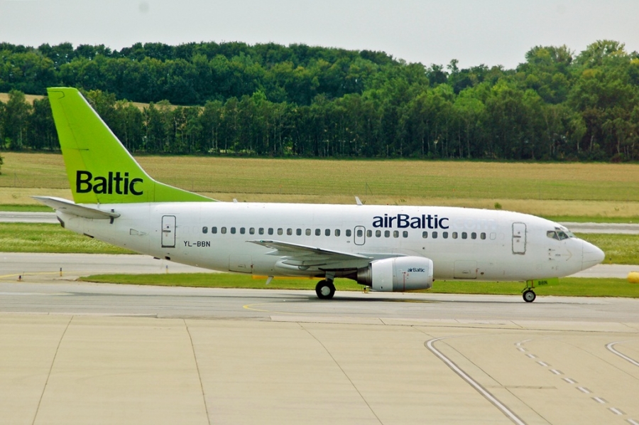 YL-BBN · Boeing 737-522 · (VIE / LOWW)