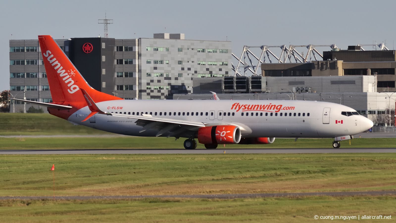 C-FLSW · Boeing 737-8HX(WL) · (YUL / CYUL)