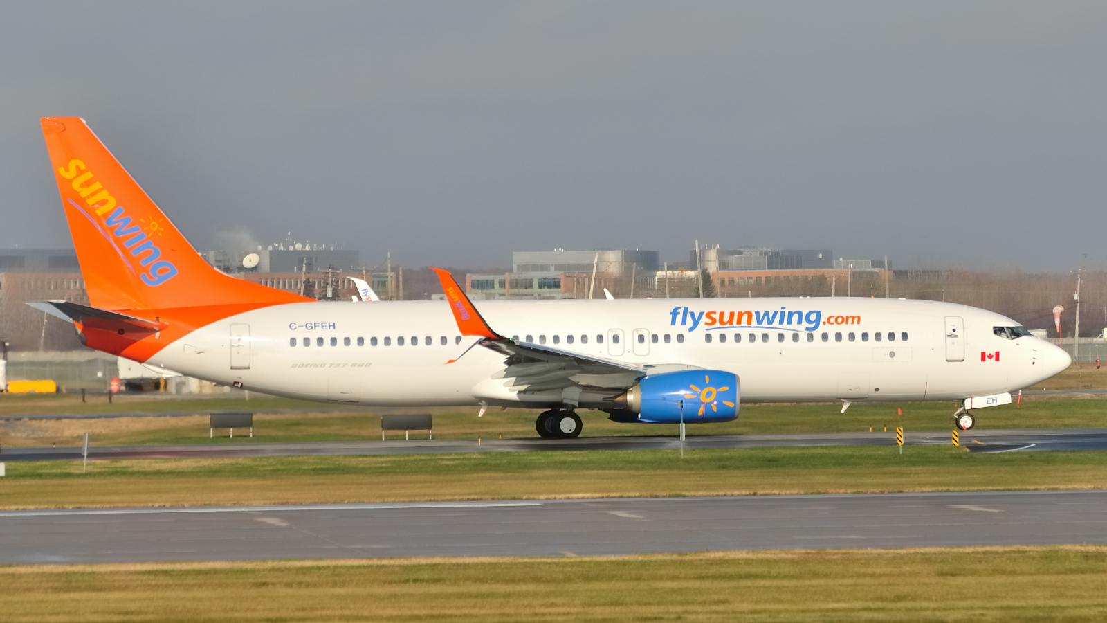 C-GFEH · Boeing 737-8GS(WL) · (YUL / CYUL)