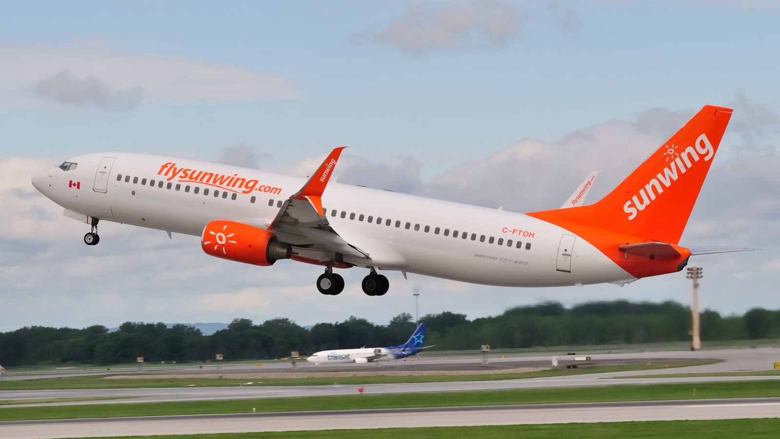 C-FTOH · Boeing 737-8HX(WL) · (YUL / CYUL)