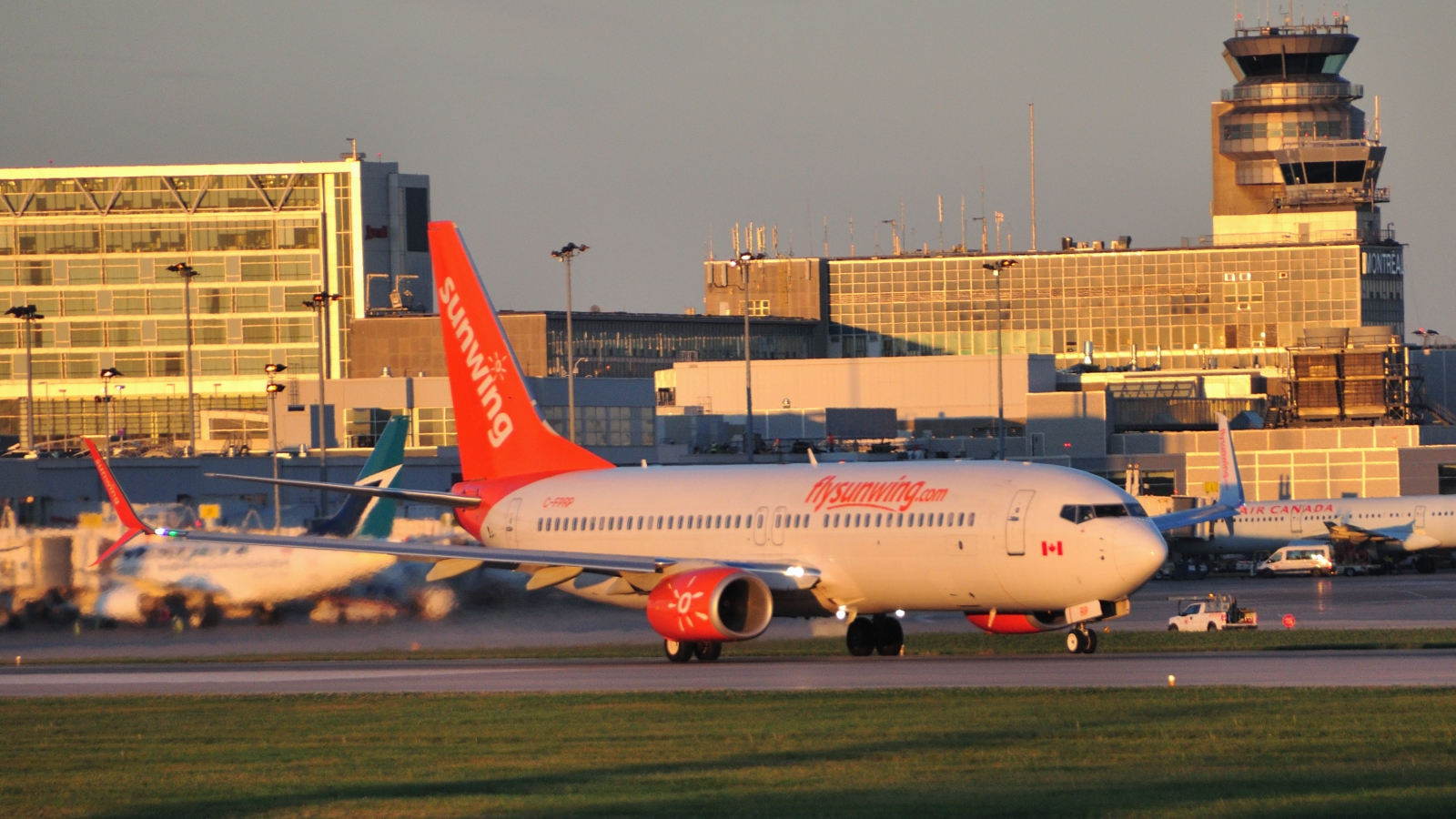 C-FPRP · Boeing 737-8FH(WL) · (YUL / CYUL)