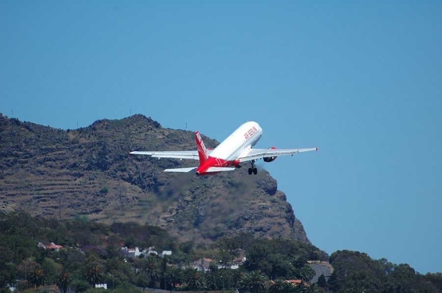 D-ABDR · Airbus A320-214 · (FNC / LPMA)