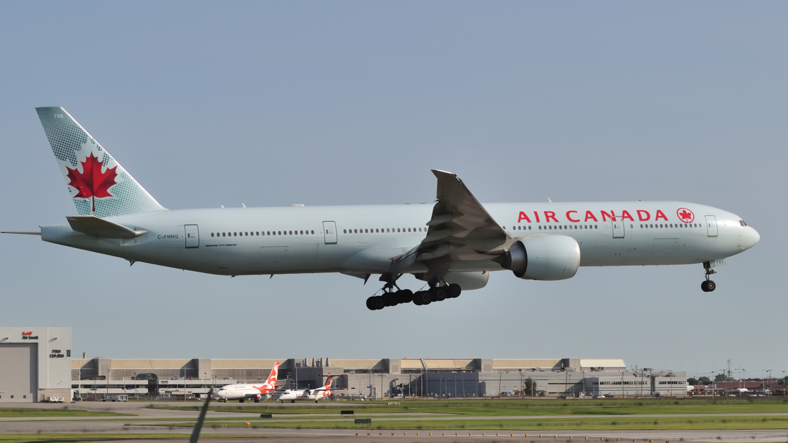 C-FNNQ · Boeing 777-333/ER · (YUL / CYUL)