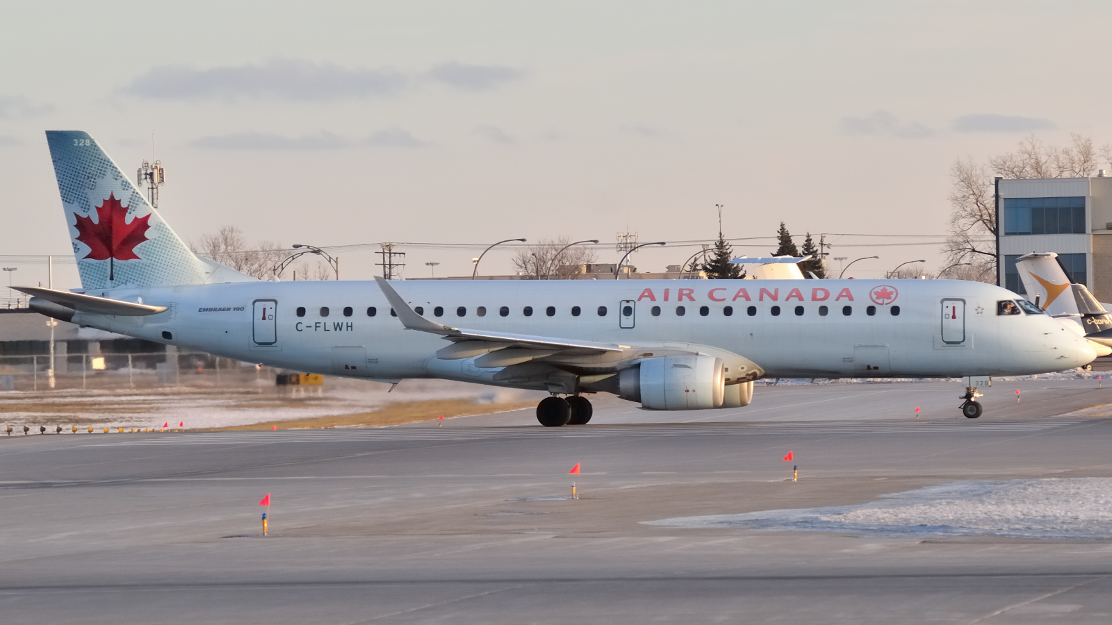 C-FLWH · Embraer 190-100IGW · (YUL / CYUL)
