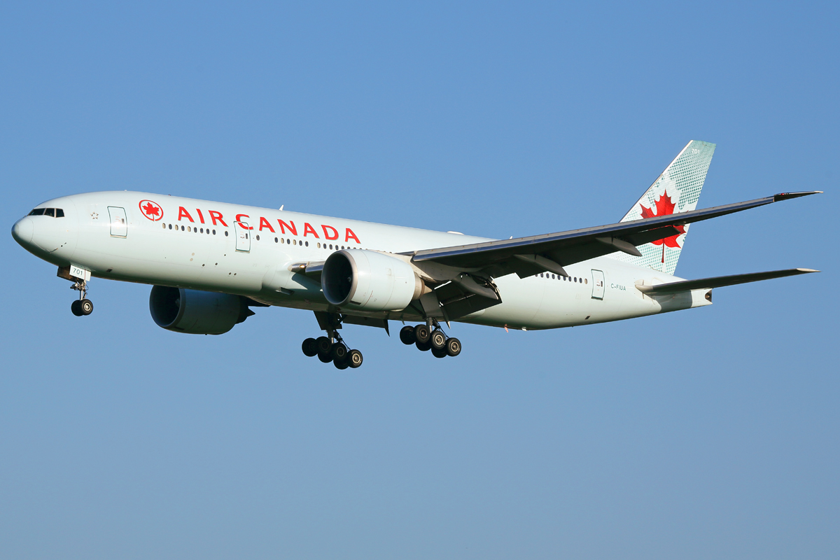 C-FIUA · Boeing 777-233/LR · (SYD / YSSY)