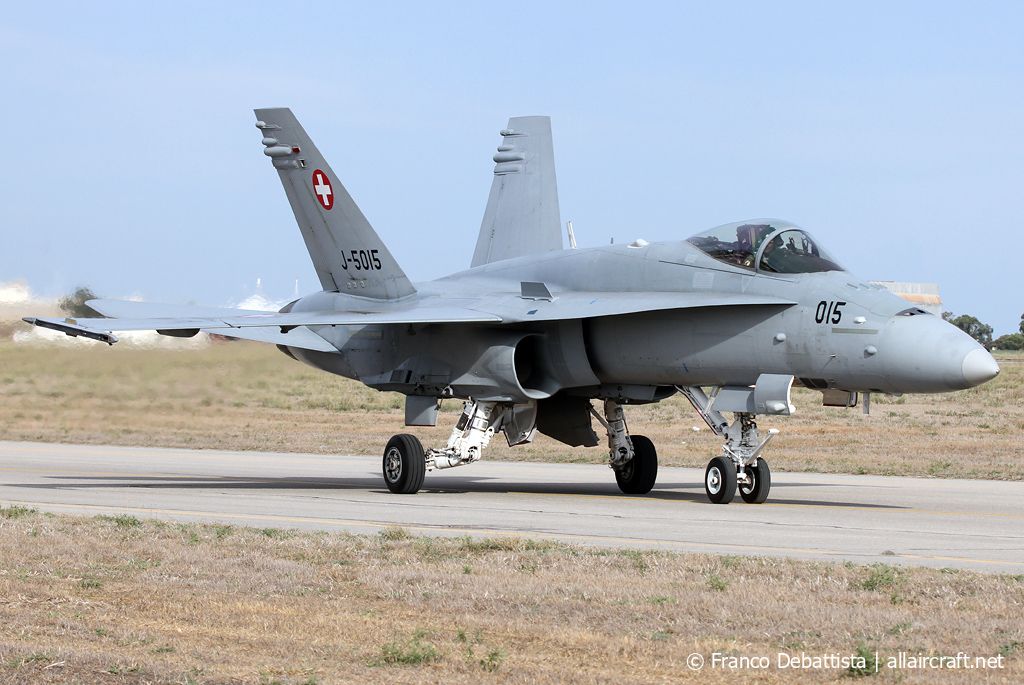 J-5015 · McDonnell Douglas F/A-18C Hornet · (MLA / LMML)