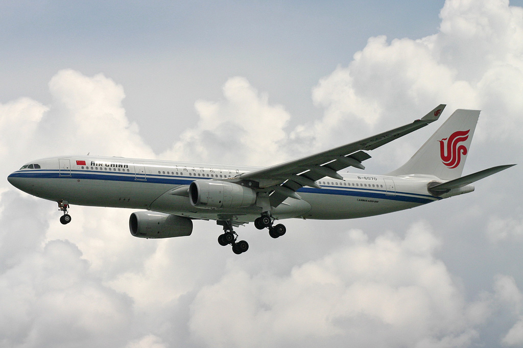 B-6070 · Airbus A330-243 · (HKG / VHHH)