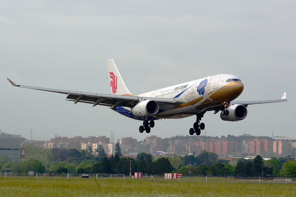 B-6076 · Airbus A330-243 · (MAD / LEMD)
