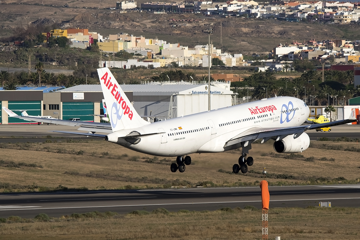 EC-LMN · Airbus A330-243 · (LPA / GCLP)