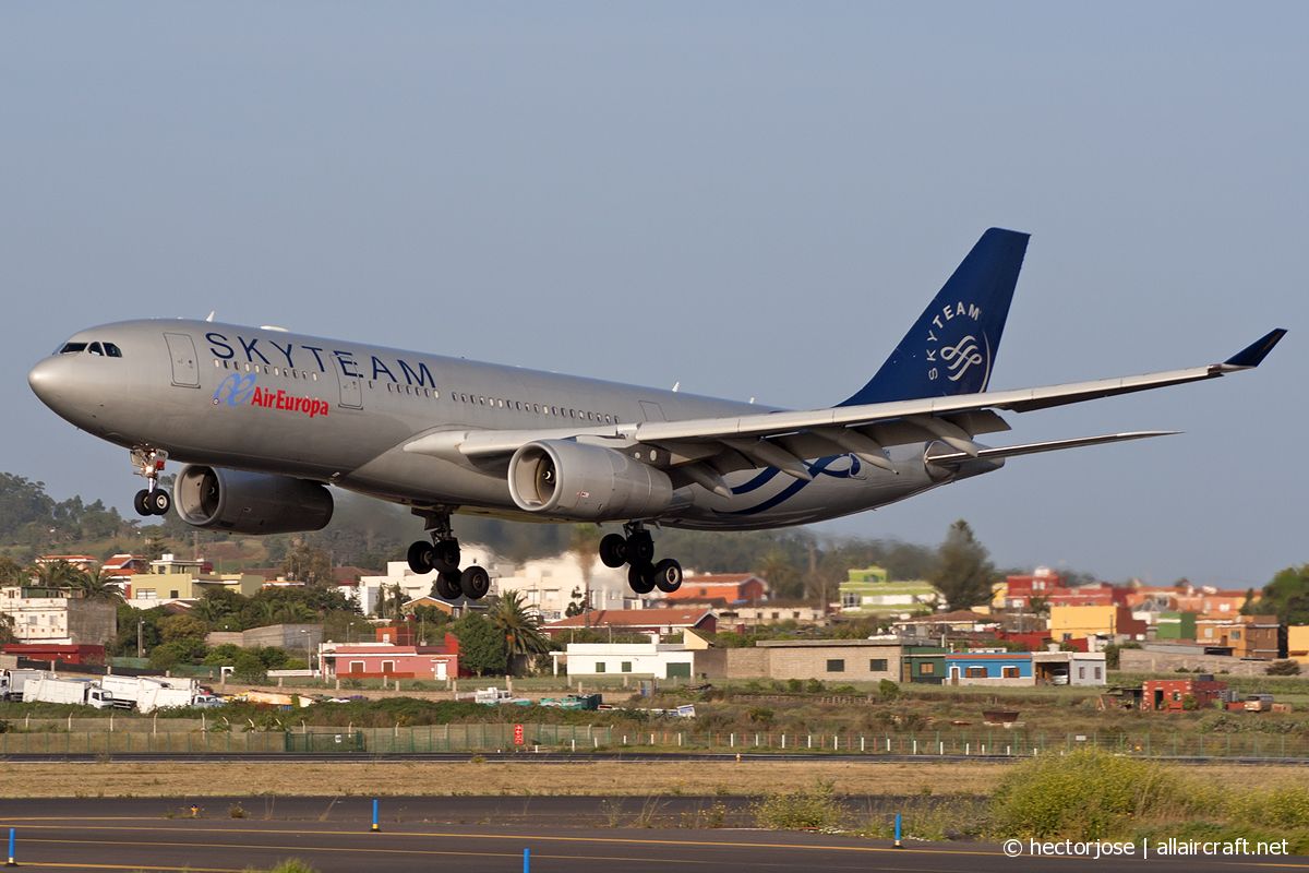 EC-LNH · Airbus A330-243 · (TFN / GCXO)